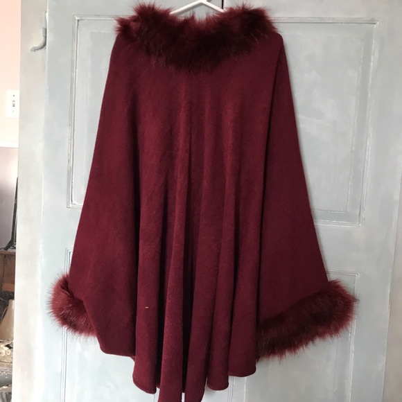 VINTAGE Poncho like One size fit all. Burgundy with fake fur . No brand name. - Picture 2 of 5